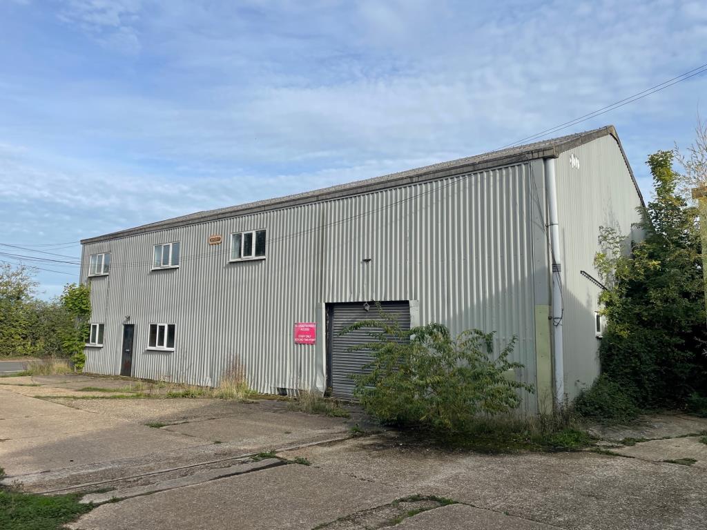 Lot: 131 - ALMOST THREE-QUARTERS OF AN ACRE FREEHOLD SITE WITH REDEVELOPMENT POTENTIAL -